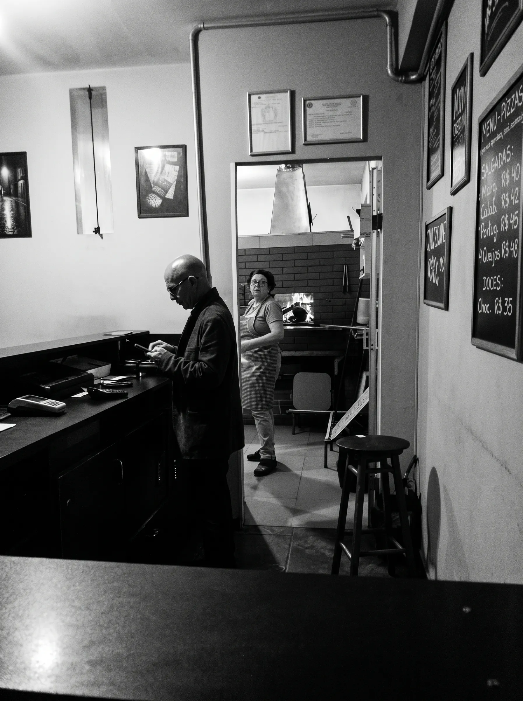 Fundadores da Pizza Venuta trabalhando no forno a lenha, há mais de 26 anos